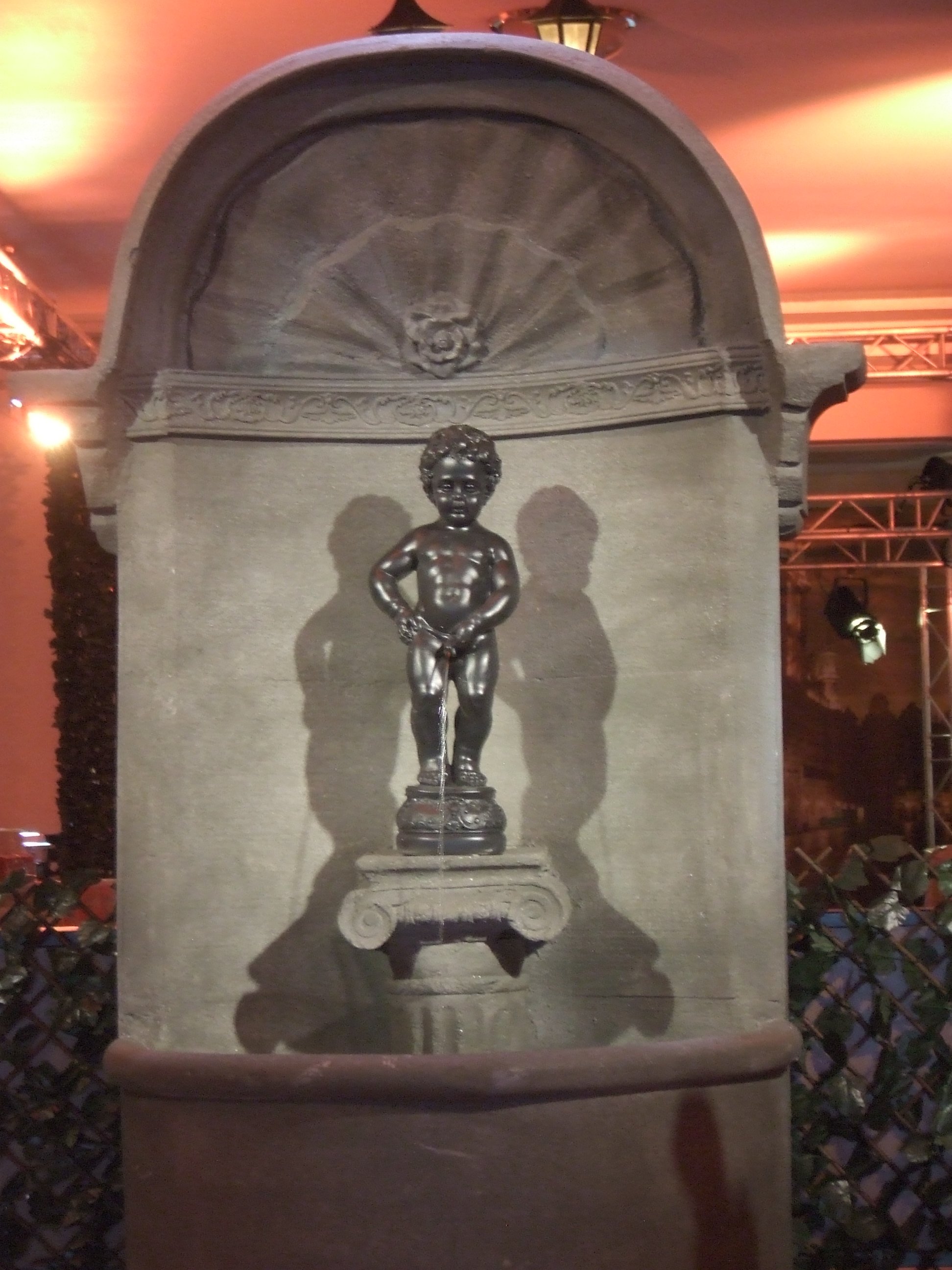 Deko Brunnen (mit Wasserspiel) 220 x 120 cm "Maneken Pis" 